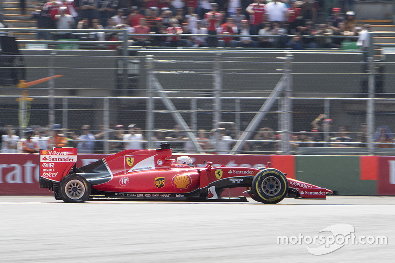 Sebastian Vettel, Ferrari SF15-T con un neumático desinflado
