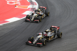 Romain Grosjean, Lotus F1 E23 y Pastor Maldonado, Lotus F1 E23 al final de la carrera