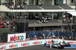 Le vainqueur Nico Rosberg, Mercedes AMG F1 W06 et le deuxième Lewis Hamilton, Mercedes AMG F1 W06 saluent le public dans le parc fermé