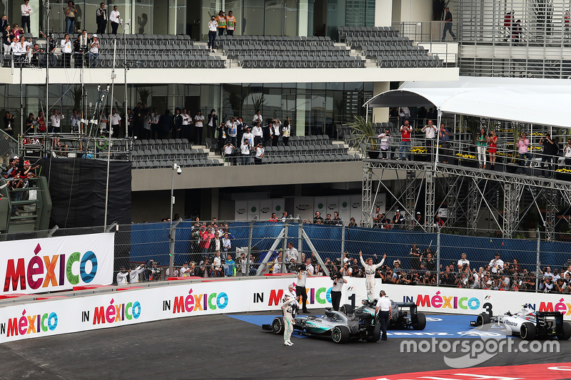 Ganador de la carrera, Nico Rosberg, Mercedes AMG F1 W06 y el segundo lugar, Lewis Hamilton, Mercedes AMG F1 W06 celebran en el parc ferme