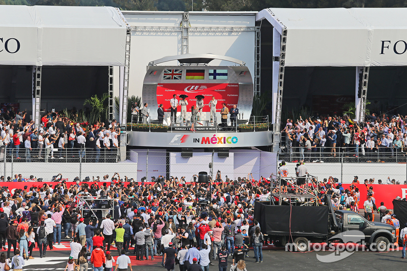 Podio: Sgundo lugar Lewis Hamilton, Mercedes AMG F1, ganador de la carrera Nico Rosberg, Mercedes AMG F1 y el tercer lugar Valtteri Bottas, Williams