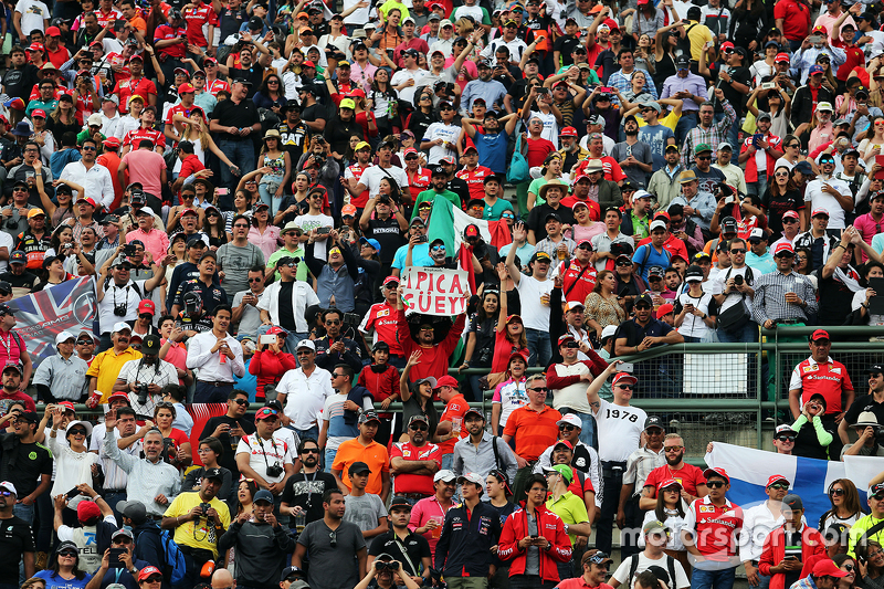 Fans en la tribuna