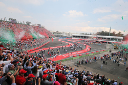 Pita menutupi fans di grandstand saat perayaan podium dimulai