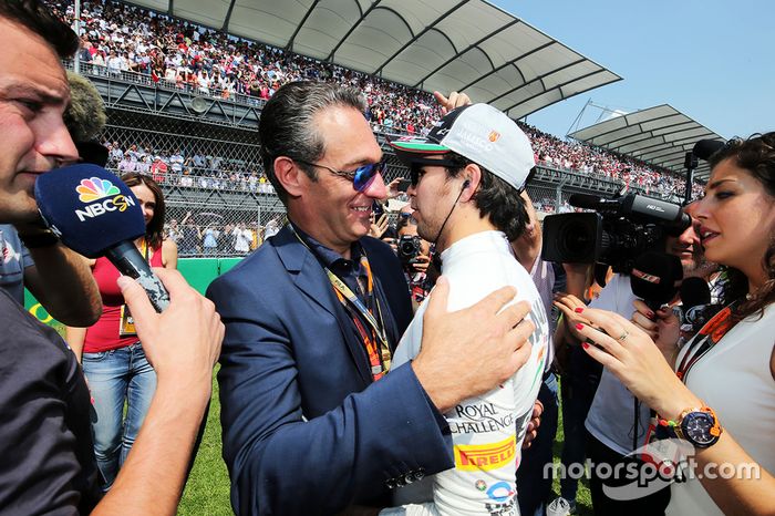 Carlos Slim Domit, Presidente de América móvil con Sergio Perez, Sahara Force India F1 en la parrilla