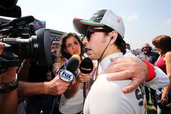 Sergio Perez, Sahara Force India F1 avec les médias sur la grille