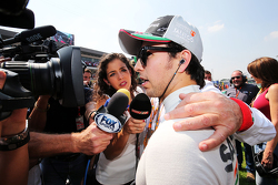 Sergio Perez, Sahara Force India F1 met de media op de grid