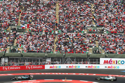 Нико Росберг, Mercedes AMG F1 W06 едет впереди Льюиса Хэмилтона, Mercedes AMG F1 W06