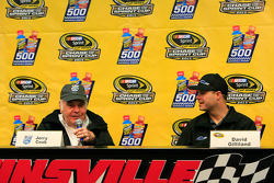 NASCAR Hall of Famer Jerry Cook, mit David Gilliland, Front Row Motorsports Ford