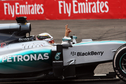 Льюис Хэмилтон, Mercedes AMG F1 W06 празднует второе место в закрытом парке