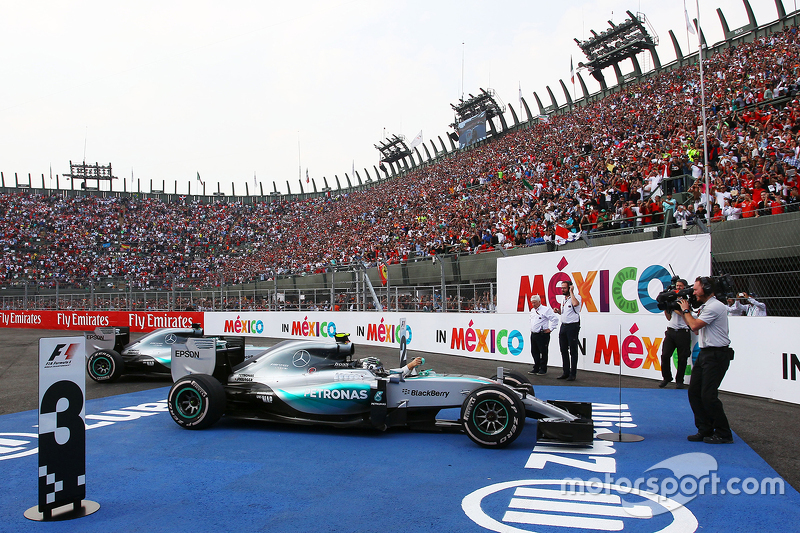 Race winner Nico Rosberg, Mercedes AMG F1 W06 in parc ferme