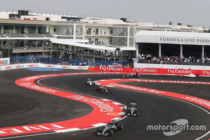 Nico Rosberg, Mercedes AMG F1 W06 lidera detrás del auto de seguridad de la FIA