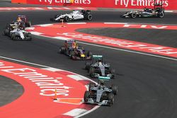 Nico Rosberg, Mercedes AMG F1 W06 devant Lewis Hamilton, Mercedes AMG F1 W06