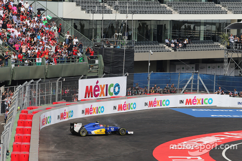 Felipe Nasr abandona por problemas mecânicos