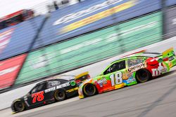 Martin Truex Jr., Furniture Row Racing Chevrolet et Kyle Busch, Joe Gibbs Racing Toyota