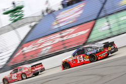 Kyle Larson, Chip Ganassi Racing Chevrolet and Tony Stewart, Stewart-Haas Racing Chevrolet
