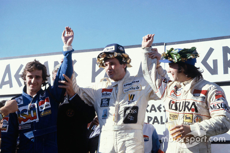 Podyum: Kazanan Alan Jones, Williams, ikinci Alain Prost, üçüncü Bruno Giacomelli