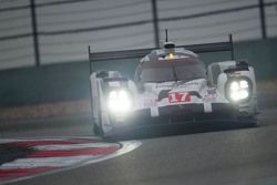 #17 Porsche Team Porsche 919 Hybrid: Timo Bernhard, Mark Webber, Brendon Hartley