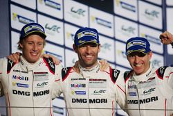 Podio: ganadores de la carrera Timo Bernhard, Mark Webber, Brendon Hartley, Porsche Team