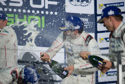 1. Timo Bernhard, Mark Webber, Brendon Hartley, Porsche Team, feiern auf dem Podium