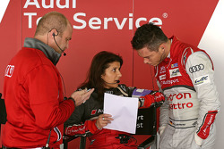 André Lotterer dengan Andreas Roos, Project Manager Racing LMP dan Leena Gade, race engineer Audi Sp