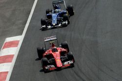 Kimi Raikkonen, Ferrari SF15-T y Marcus Ericsson, Sauber C34