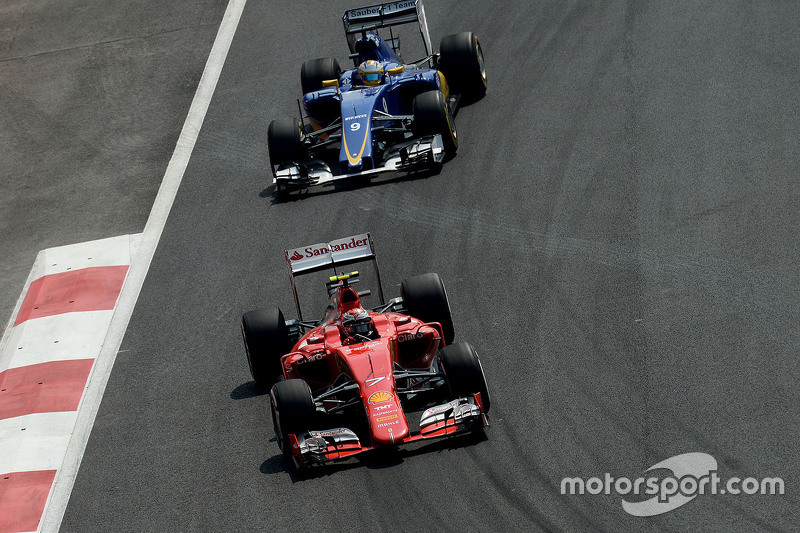 Kimi Raikkonen, Ferrari SF15-T y Marcus Ericsson, Sauber C34