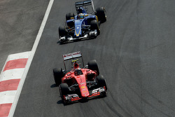 Kimi Raikkonen, Ferrari SF15-T en Marcus Ericsson, Sauber C34