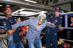 Daniel Ricciardo, Red Bull Racing et Daniil Kvyat, Red Bull Racing avec le catcheur mexicain Mistico