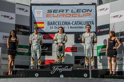 Podium : le deuxième, Manuel Giao, la vainqueur Lucile Cypriano, le troisième, Jimmy Antunes