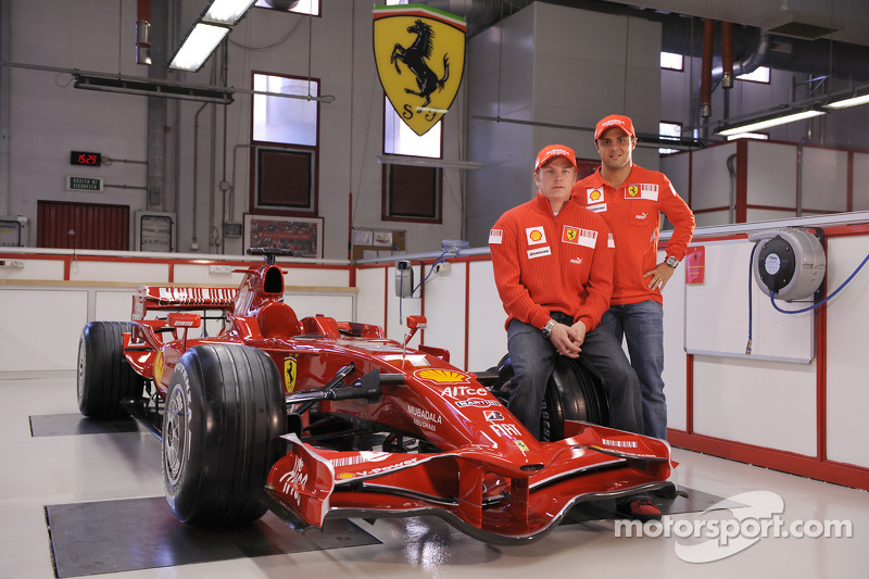 Kimi Raikkonen ve Felipe Massa pose ve yeni Ferrari F2008