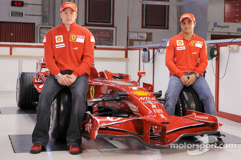 Kimi Raikkonen y Felipe Massa posan con la nueva Ferrari F2008