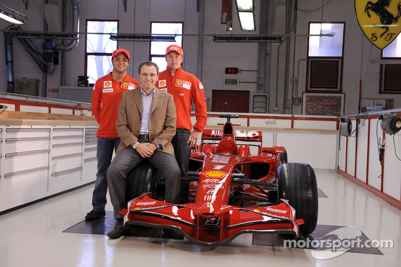 Kimi Raikkonen, Felipe Massa and Stefano Domenicali pose with the new Ferrari F2008