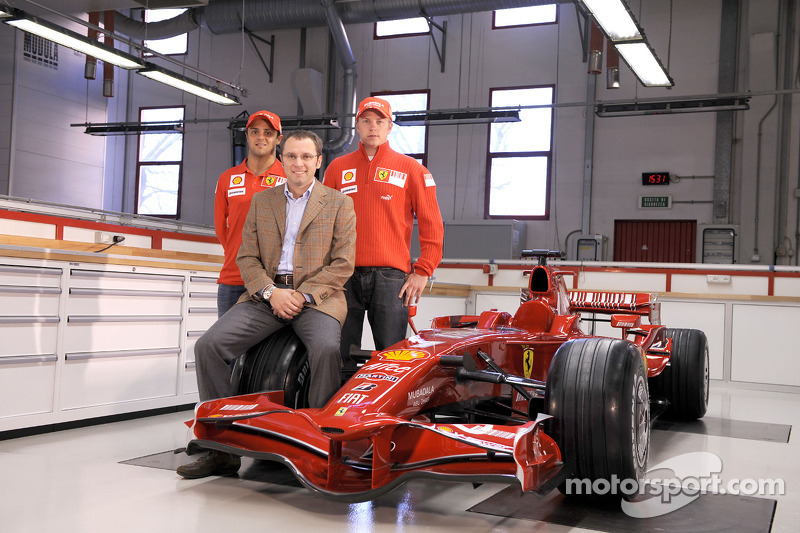 Kimi Raikkonen, Felipe Massa and Stefano Domenicali pose with the new Ferrari F2008