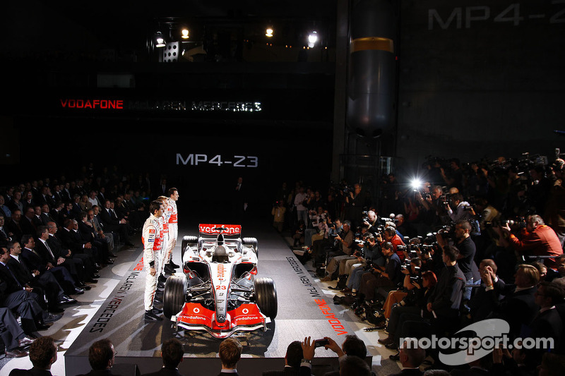 Gary Paffett, Lewis Hamilton, Heikki Kovalainen and Pedro de la Rosa pose with the new McLaren Mercedes MP4-23