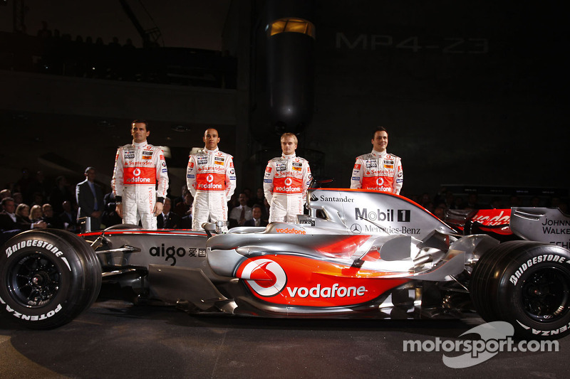 Gary Paffett, Lewis Hamilton, Heikki Kovalainen y Pedro de la Rosa posan con el nuevo McLaren Merced