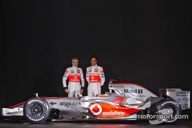 Heikki Kovalainen ve Lewis Hamilton pose ve yeni McLaren Mercedes MP4-23