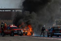Incendio sulla #94 Speedy Racing Team Spyker C8 Laviolette GT2R: Philippe Camandona, Andrea Chiesa,