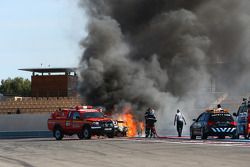 Incendio sulla #94 Speedy Racing Team Spyker C8 Laviolette GT2R: Philippe Camandona, Andrea Chiesa, 