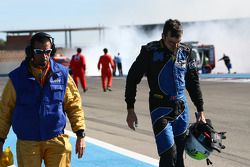 Andrea Chiesa ritiorna in pit-lane dopo l'incendio sulla #94 Speedy Racing Team Spyker C8 Laviolette