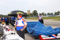 Rain starts to fall on Sebring