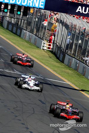 Льюис Хэмилтон, McLaren Mercedes, MP4-23, едет впереди Роберта Кубицы, BMW Sauber F1 Team, F1.08