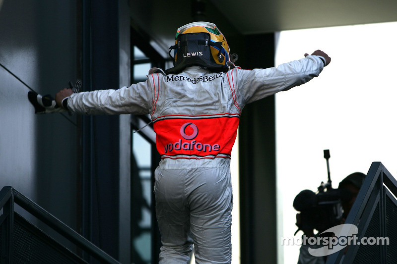 El ganador de la carrera, Lewis Hamilton, McLaren Mercedes