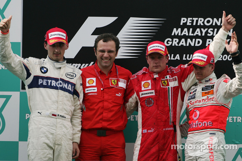 Podio: ganador de la carrera Kimi Raikkonen, segundo lugar de Robert Kubica y Heikki Kovalainen el t