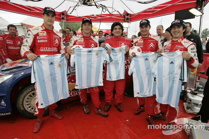 Sébastien Loeb, Daniel Elena, Daniel Sordo, Marc Marti avec la légende du football Diego Maradona