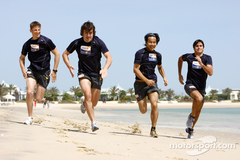 Renault F1 kampı Bahreyn: Romain Grosjean, Renault R28, Fernando Alonso, Renault R28, Sakon Yamamoto, Renault R28 ve Nelson A. Piquet, Renault R28