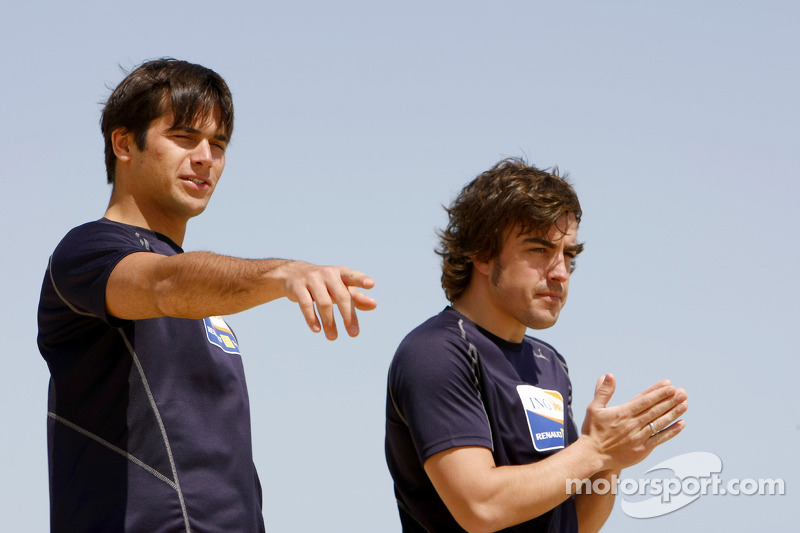 Renault F1 kampı Bahreyn: Nelson A. Piquet, Renault R28 ve Fernando Alonso, Renault R28