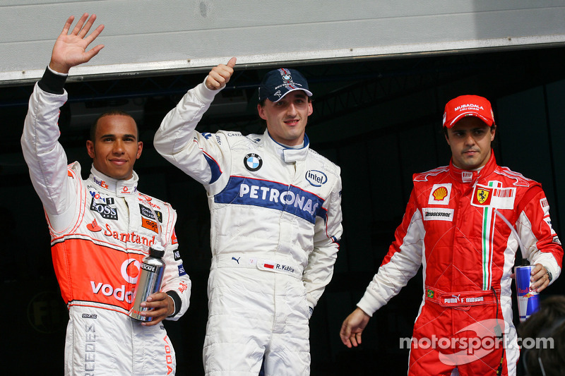 Pole: Kazanan Robert Kubica kutlama yapıyor ve Lewis Hamilton ve Felipe Massa