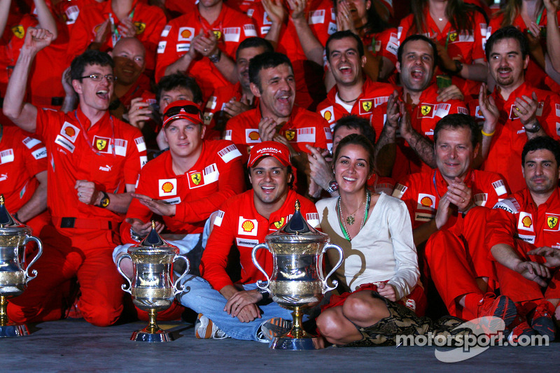 Yarış galibi Felipe Massa kutlama yapıyor ve eşi Rafaela, teammate Kimi Raikkonen, Stefano Domenica