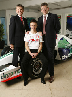 Nicky Fry, Ross Brawn et la star du karting Will Stevens, âgé de 16 ans, programme de jeunes pilotes Honda Racing F1 Team, Brackley HQ