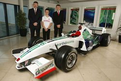 Nicky Fry, Ross Brawn et la star du karting Will Stevens, âgé de 16 ans, programme de jeunes pilotes Honda Racing F1 Team, Brackley HQ